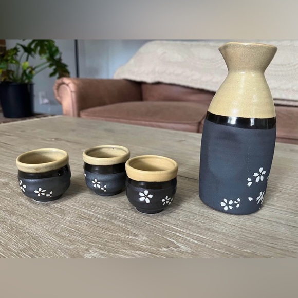 Sake Carafe and Cups Set - Picture 2 of 6